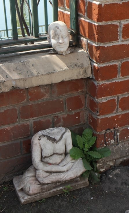 une statue décapitée