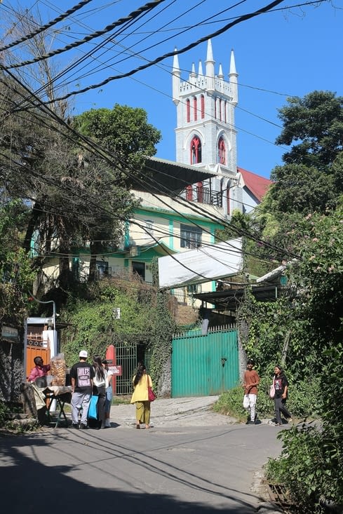 Nous passons devant l'église catholique