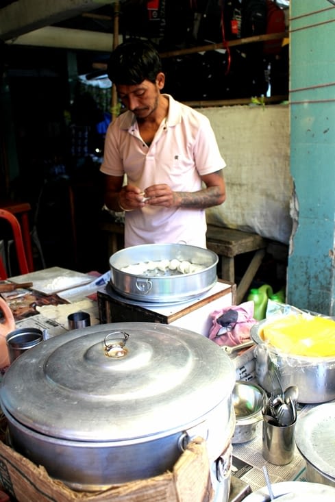 un marchand de momos (raviolis tibétains)