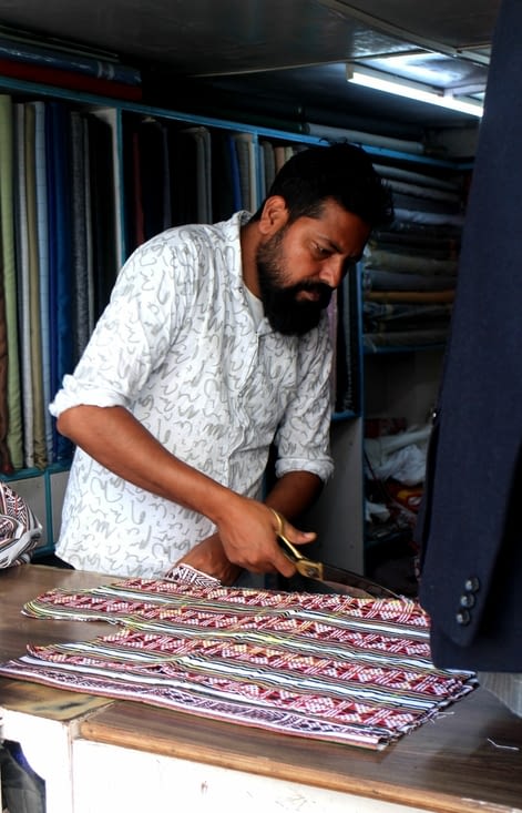 Un tailleur en plein travail