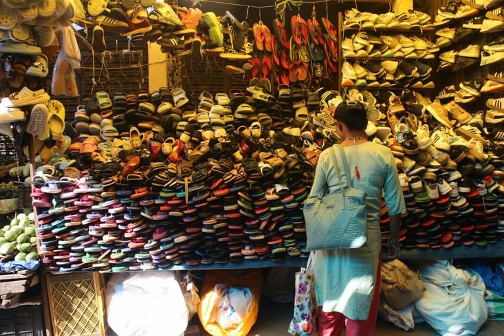 une boutique de chaussures