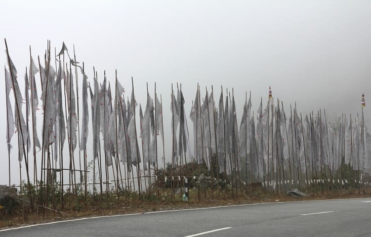 les drapeaux à prières sur la route