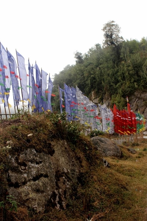 les drapeaux à prières sur la route