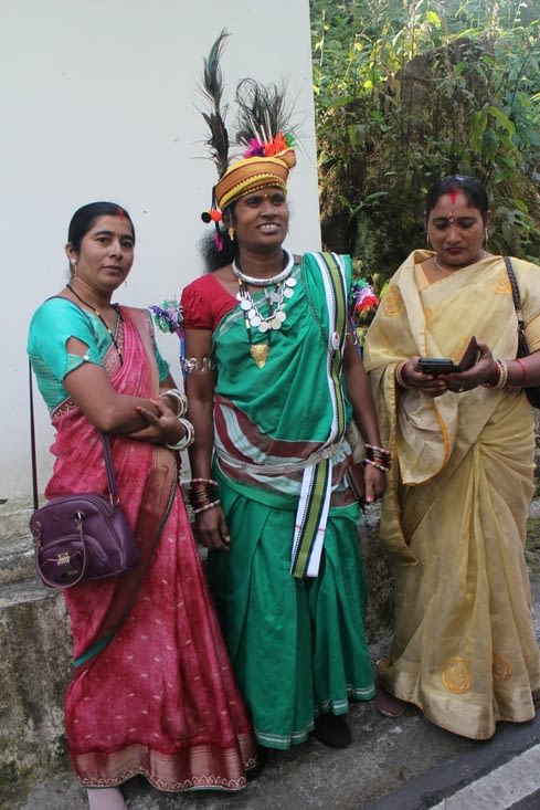 Une de ces visiteuses est en costume traditionnel d'une minorité indienne