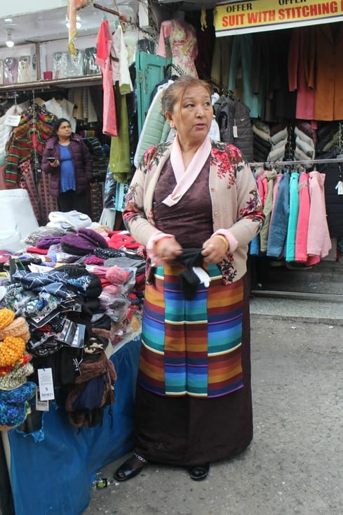 Une femme en costume traditionnel