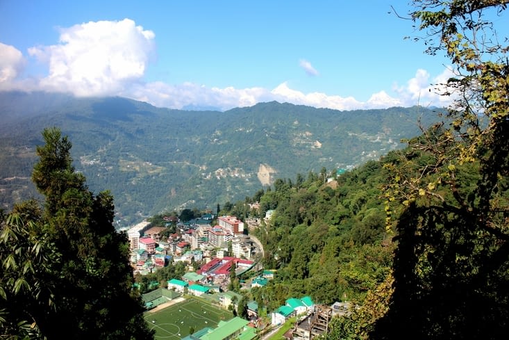 vue sur la ville et les montagnes depuis le monastère