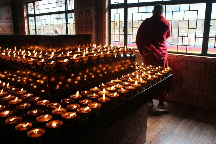 des centaines de lampes à huile