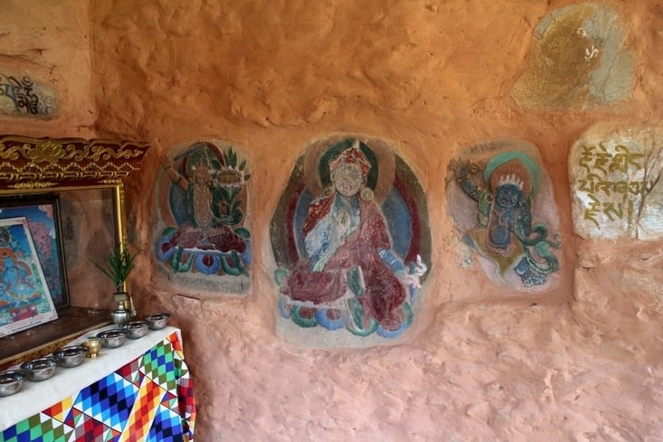 A l'intérieur, des peintures murales
