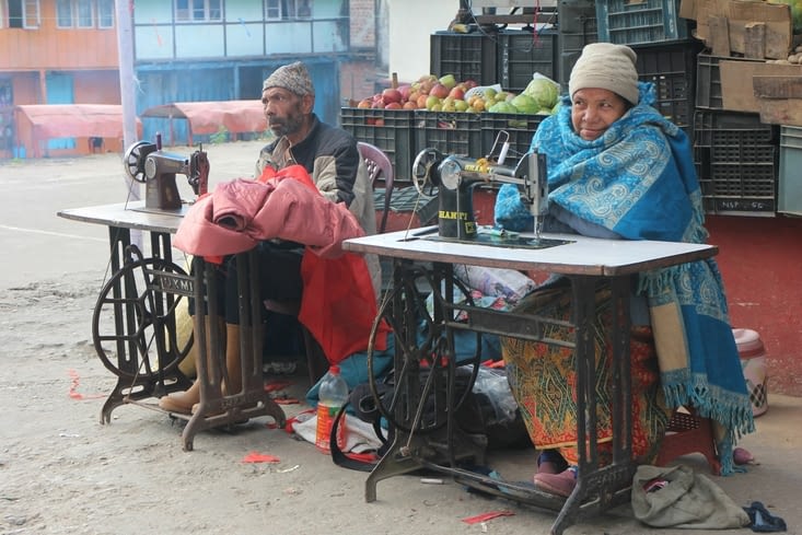 Deux couturiers au marché de Ravangla