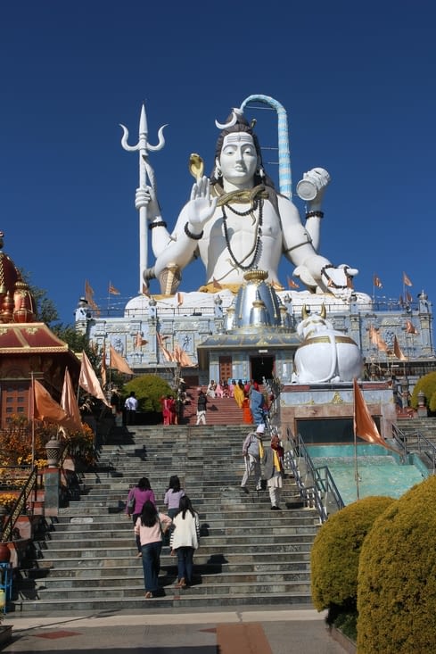 La gigantesque statue de Shiva