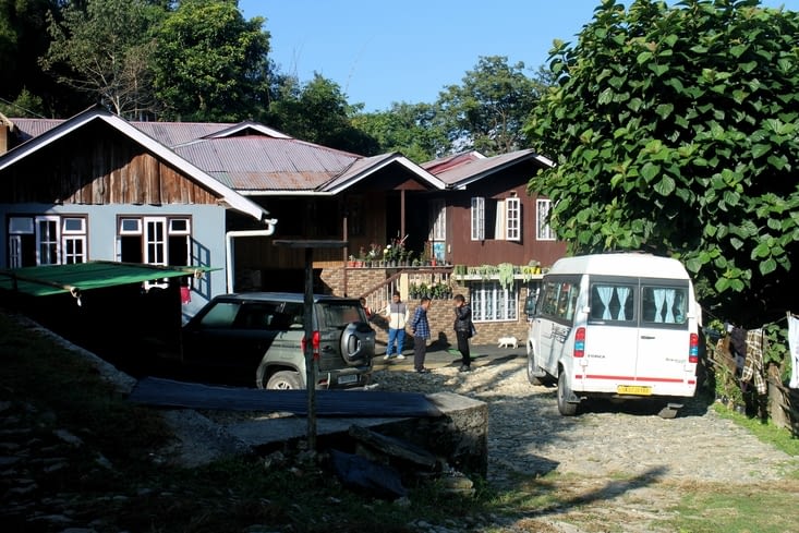 la maison voisine et notre minibus