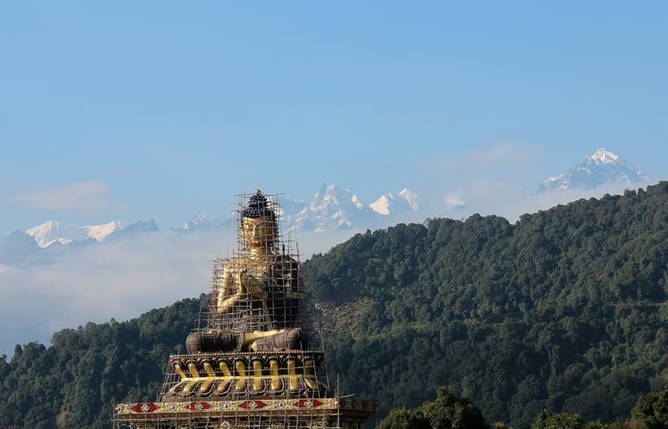 Le Kanchenjunga derrière la statue de Boudha