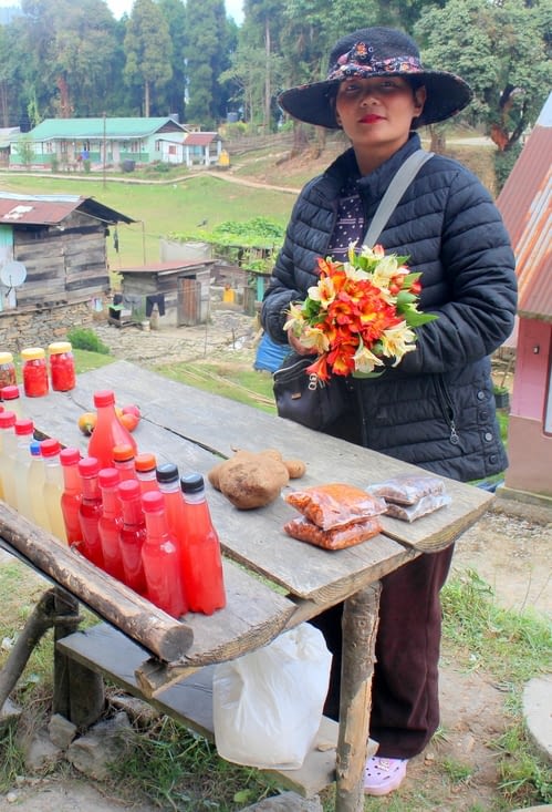 sur la route, une vendeuse de jus de fruits