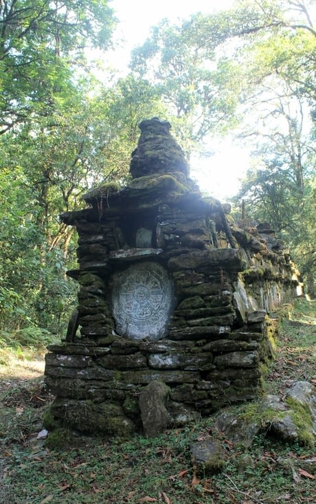 Un chorten sur le chemin