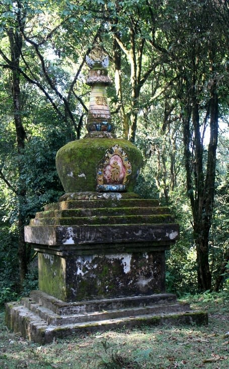 Un chorten sur le chemin