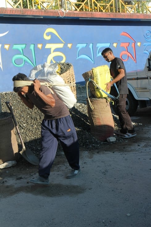 des ouvriers au travail sur le chantier