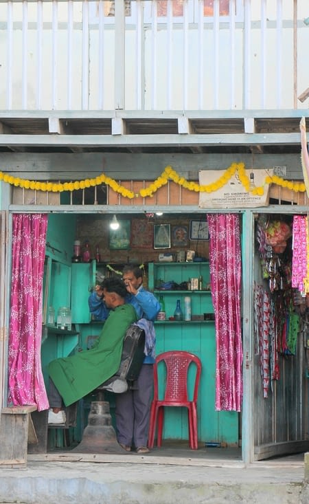 un coiffeur en plein travail