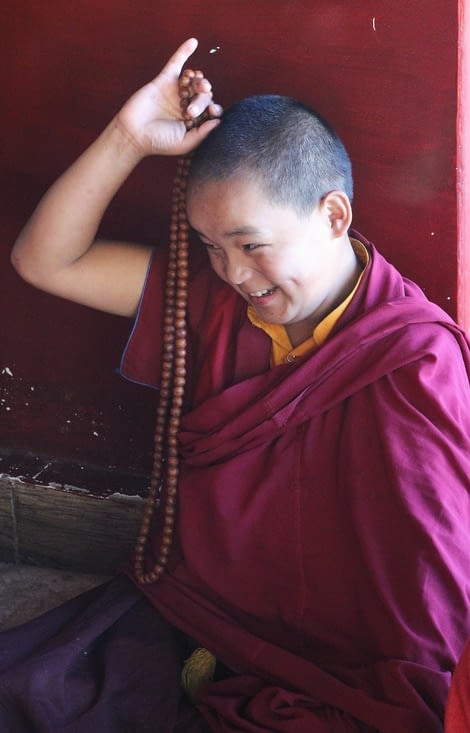 un petit moine faisant le clown