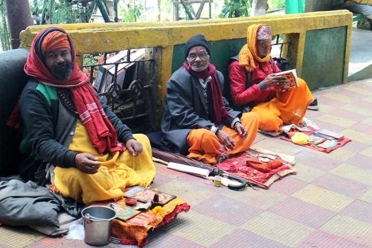 des sadhus sur le chemin du temple