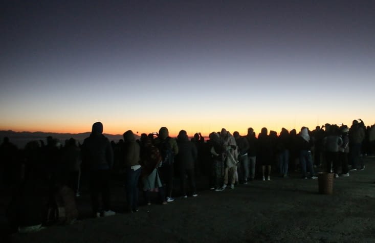 La foule attend le lever du soleil