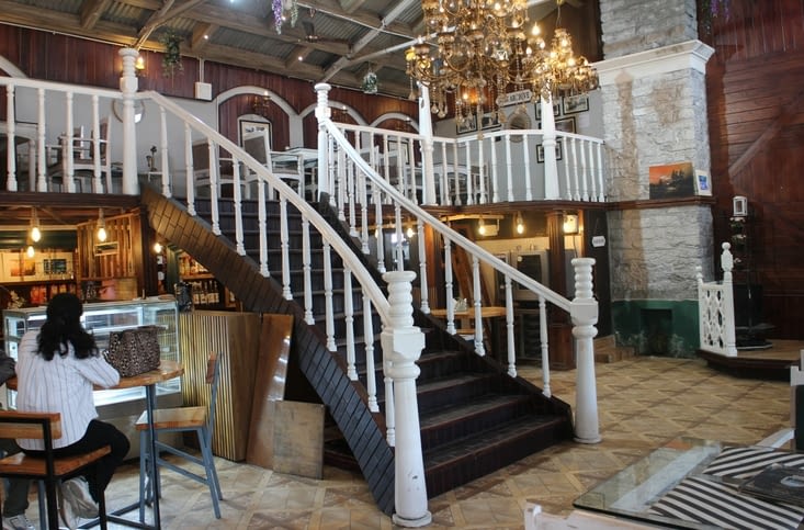 le superbe café Central de la gare de Kurseong