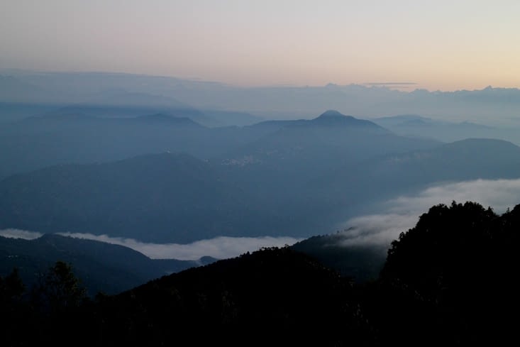 les nuages se déploient dans la vallée