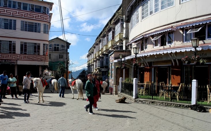 Nous arrivons sur la grande place de Darjeeling