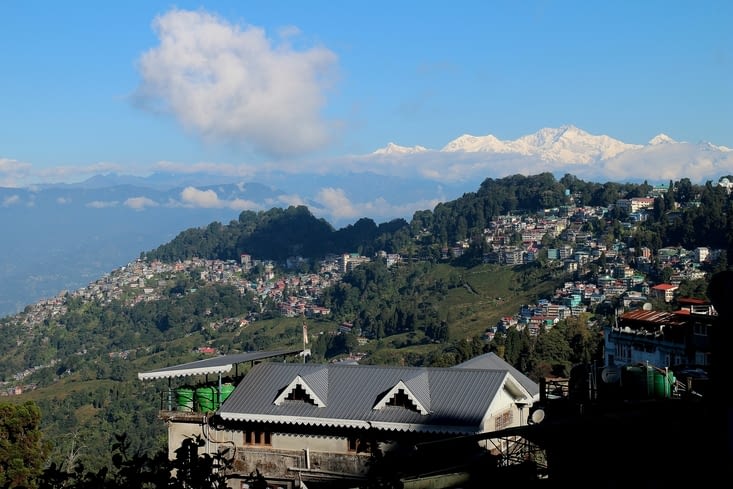 Un dernier regard sur les montagnes depuis la gare de Darjeeling