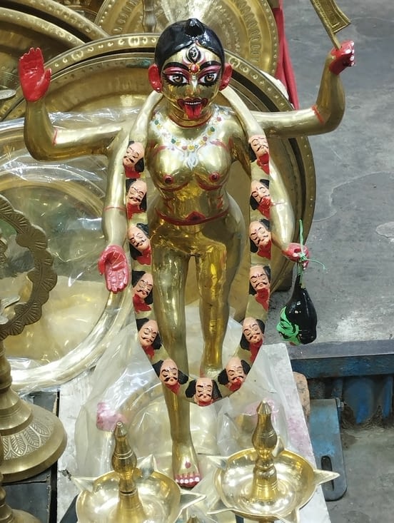 A l'extérieur du temple