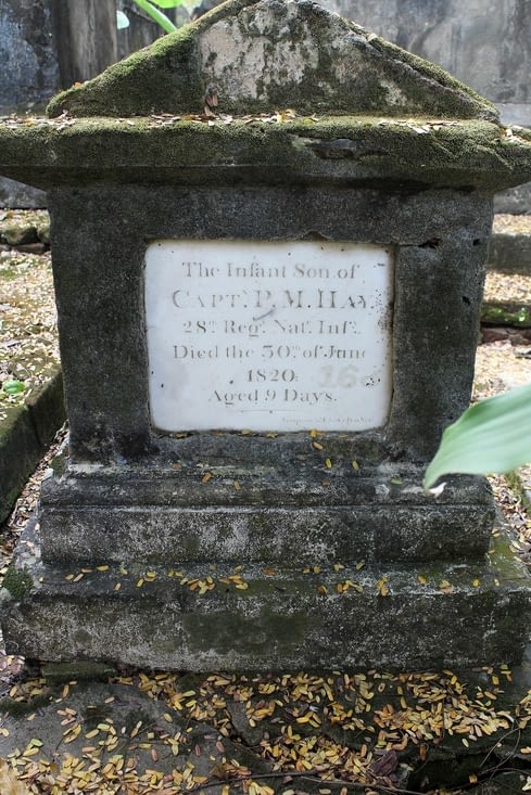 Dans le cimetière anglais, la tombe d'un bébé de 9 jours