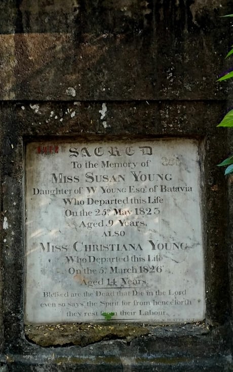 Dans le cimetière anglais, la tombe de deux petites filles