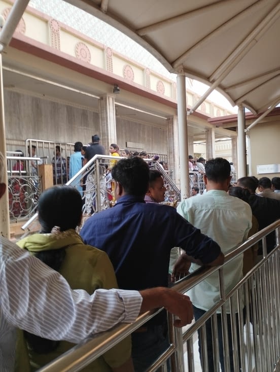 La foule qui attend l'ouverture du temple