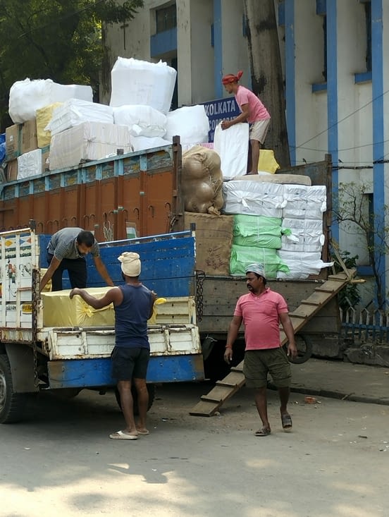 le déchargement des camions