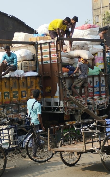 le déchargement des camions