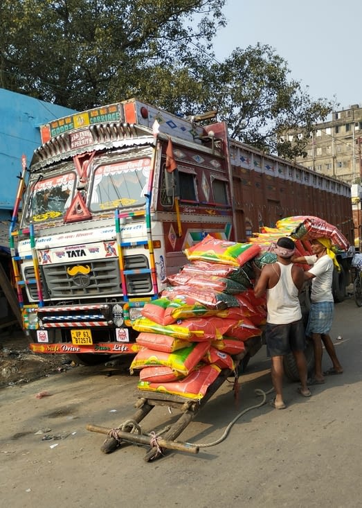 le déchargement des camions