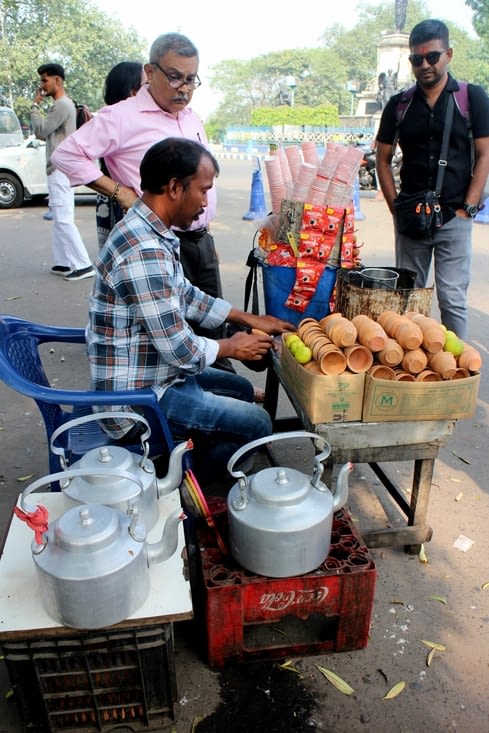 un vendeur de chai devant le Victoria Memorial