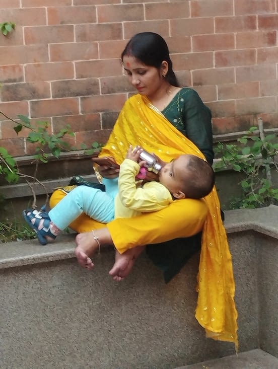 Une femme y nourrit son bébé