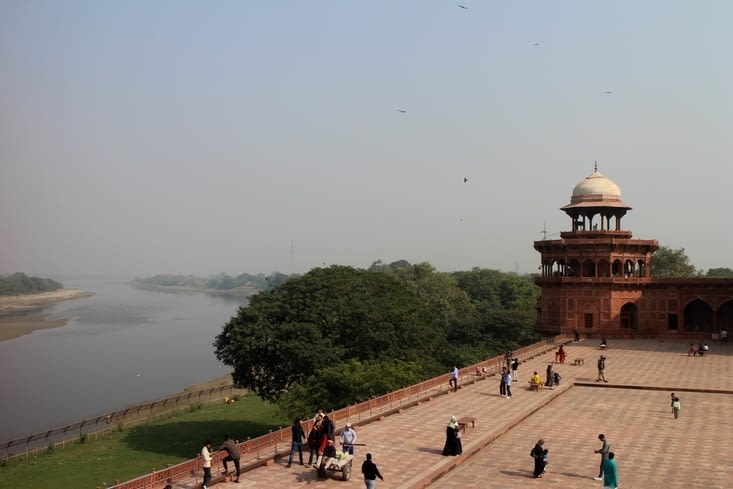 Vue sur la rivière Yamuna qui coule au pied du Taj