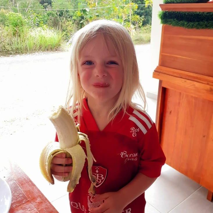 Énorme banane offerte à Zélie par la gérante du warung