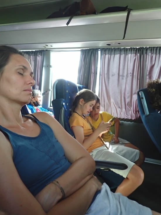 le trajet en bus fatigue maman