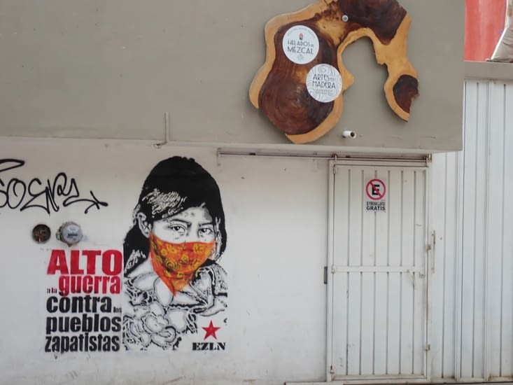"stop à la guerre contre les peuples zapatistes"