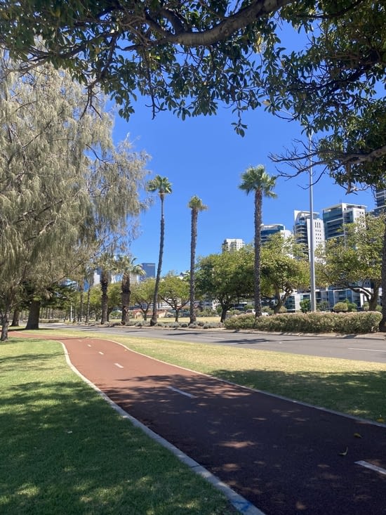 Piste cyclable pour rejoindre le centre de Perth. Langly Park