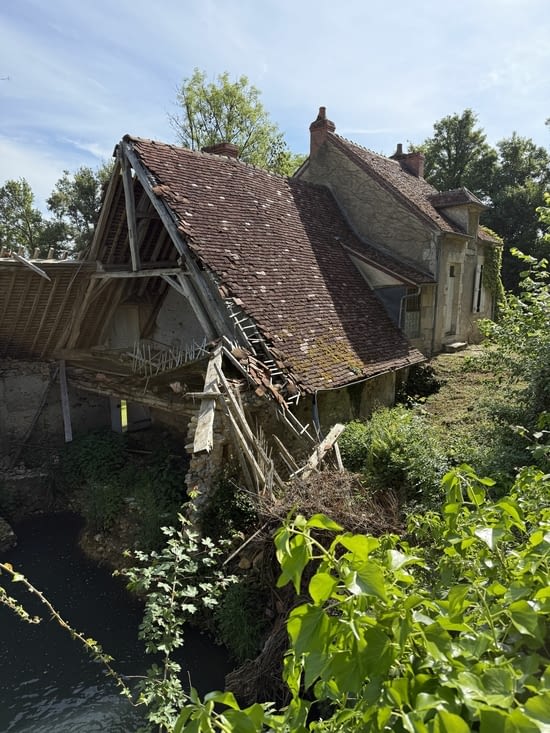 Des bâtiments tombent en ruines.