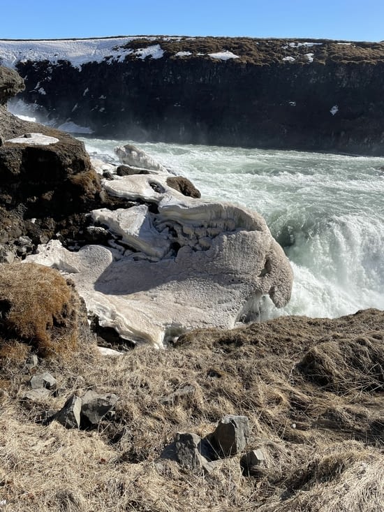 Elle arrive à forger la pierre ainsi