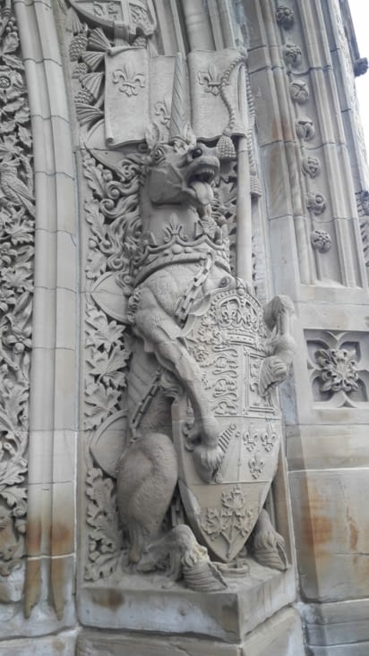 Détail de l'entrée du parlement