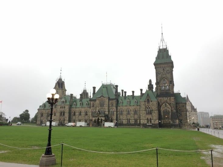 Une annexe du parlement avec de la lumière mais toujours sous la pluie