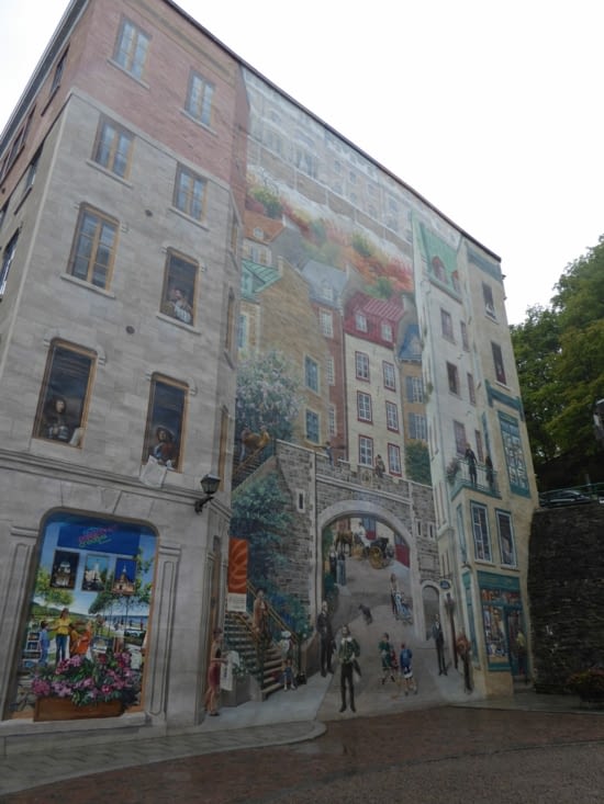 Fresque murale représentant les personnages importants de la ville