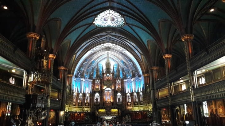 Arrêt dans la basilique Notre-dame