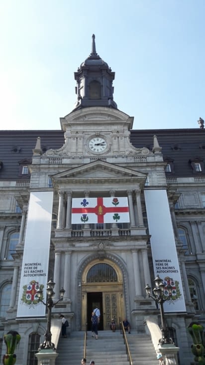 L'hôtel de ville avec le nouveau drapeau de Montréal