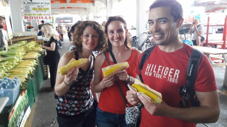 On goûte le "blé d'Inde", un maïs très sucré